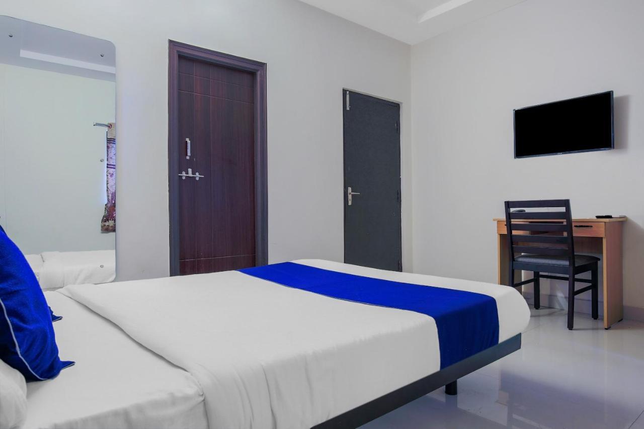 Oyo Silverkey 74581 Nallagandla Hotell Hyderabad Exteriör bild