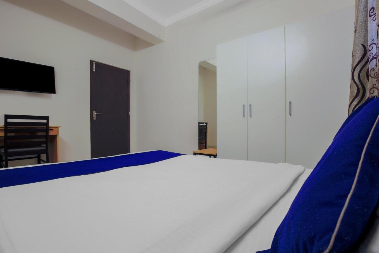 Oyo Silverkey 74581 Nallagandla Hotell Hyderabad Exteriör bild